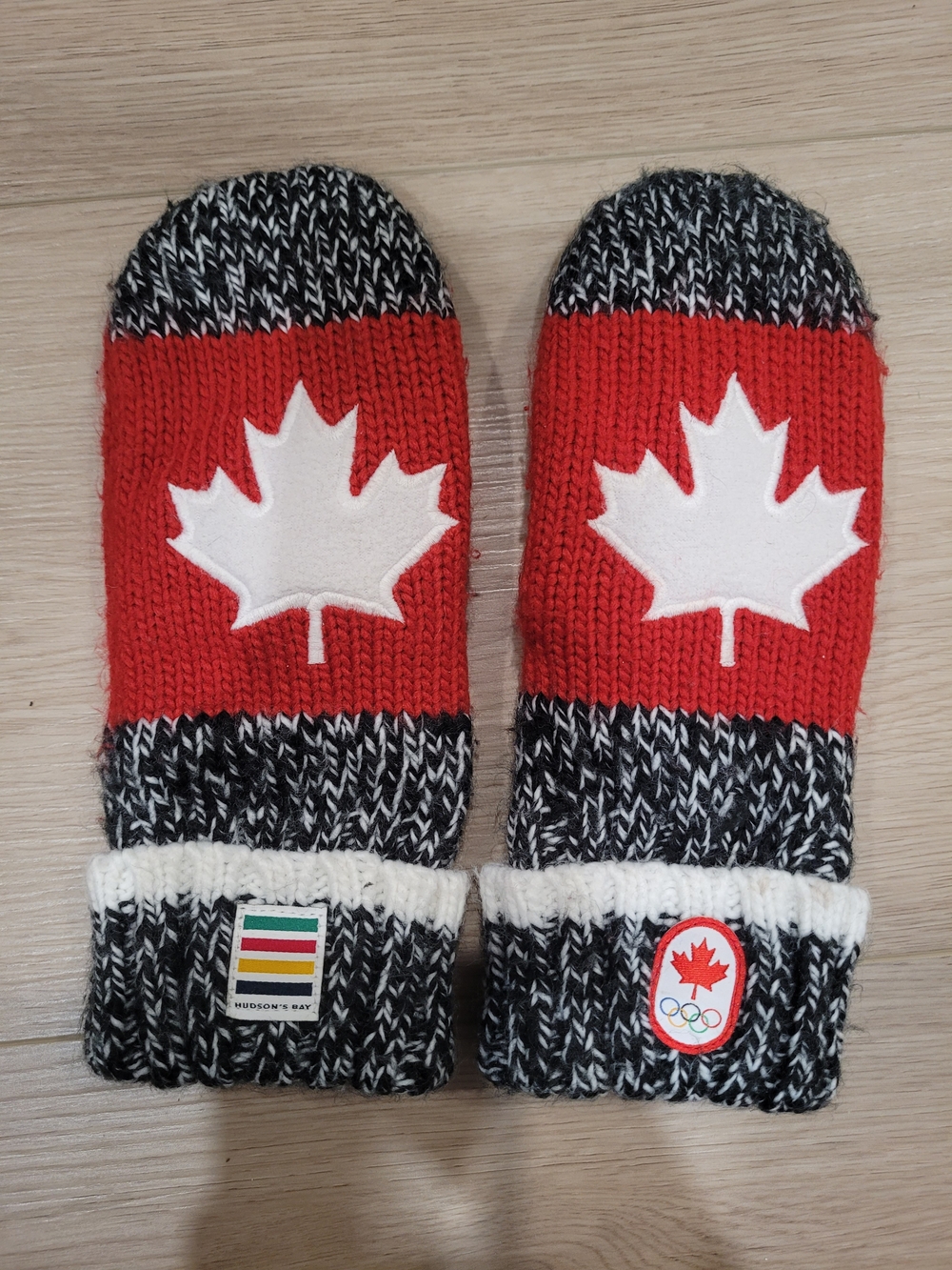 Hudsons Bay Adult S/M Red Maple Leaf Salt&Pepper Knit Mittens